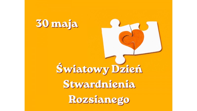 Pomarańczowa grafika z napisem „30 maja – Światowy Dzień Stwardnienia Rozsianego” oraz ilustracją dwóch połączonych puzzli z sercem.